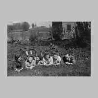 022-0346 Pfingsten 1943 im Garten Rogge. V. l. Werner Kuhr, Renate Heymuth, Gertrud Kuhr, Lia Ewert, u.a..jpg